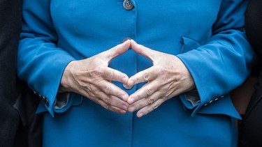 Bundeskanzlerin Angela Merkel hat ihre Hände zu einer Raute geformt | Bild: picture-alliance/dpa