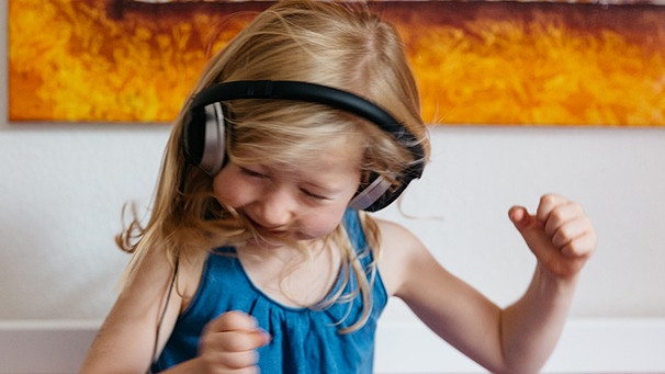 Mädchen hört mit Kopfhörern Musik | Bild: BR