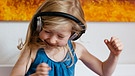 Mädchen hört mit Kopfhörern Musik | Bild: BR
