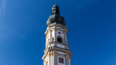 Kirchturm vor blauem Himmel. | Bild: BR