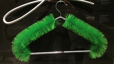 Kleiderbügel in einer Ausstellung im Museum Industriekultur Nürnberg | Bild: BR-Susanne Roßbach