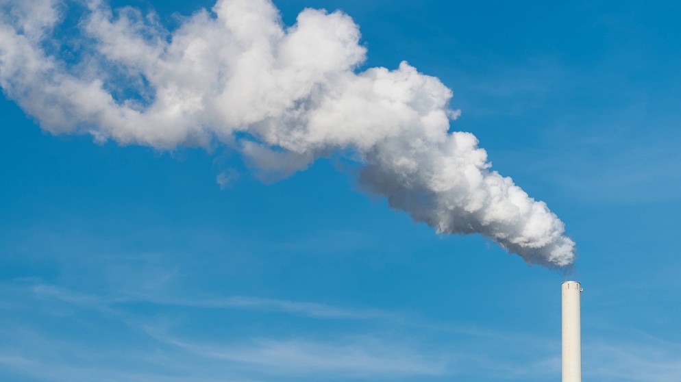 Kraftwerk stößt Treibhausgas CO2 aus | Bild: picture-alliance/dpa/Dirk Daniel Mann