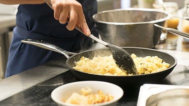 Kochen mit Hunger: Kartoffelzwirl / Kartoffel-Bröselschmarrn in der Pfanne | Bild: BR