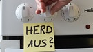 Ein Klebezettel mit der Aufschrift "Herd aus" klebt neben den Drehknöpfen eines Herds  | Bild: picture-alliance/dpa