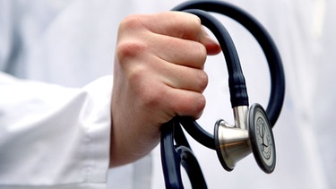 Eine Ärztin hält ihr Stethoskop in ihrer Hand. | Bild: dpa-Bildfunk