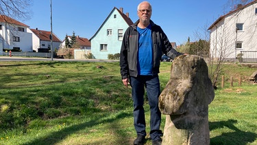 Johannes Znotins mit dem Steinkreuz am Lechle | Bild: BR/Tanja Oppelt