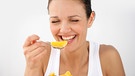 Lachende Frau isst Obstsalat | Bild: colourbox.com
