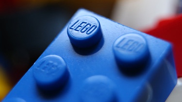 Detailaufnahme eines Lego-Steins | Bild: picture-alliance/dpa