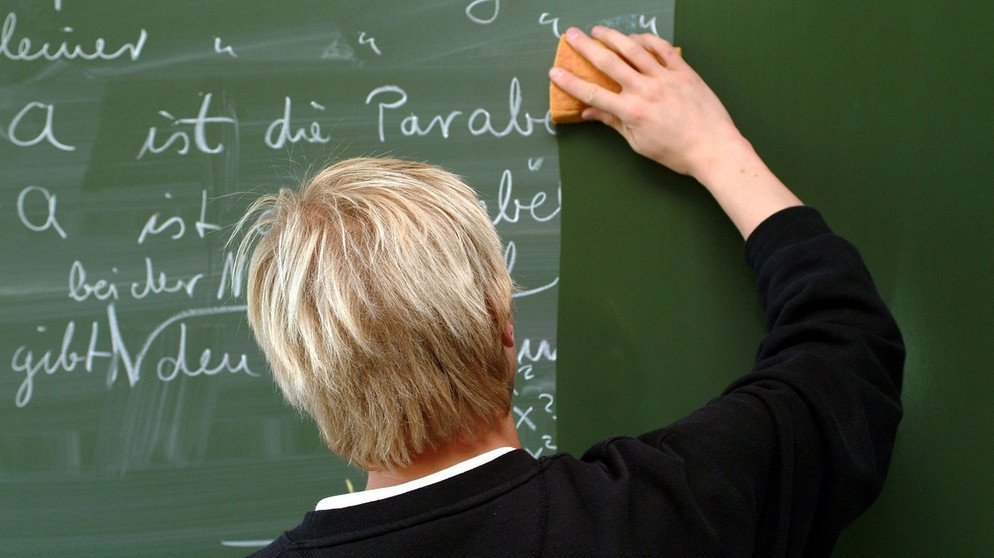 Lehrer wischt Tafel | Bild: dpa-Bildfunk/Heiko Wolfraum