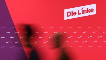 Bayern, Augsburg: Besucher des Parteitages laufen an dem neuen Logo der Partei die Linke vorbei.  | Bild: Karl-Josef Hildenbrand/dpa +++ dpa-Bildfunk +++