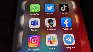 Die Logos der Social-Media-Plattformen WhatsApp (l-r), Twitter, TikTok, Microsoft Teams, Clubhouse, Facebook, Instagram, Slack und Telegramm auf einem iPhone | Bild: picture-alliance/dpa