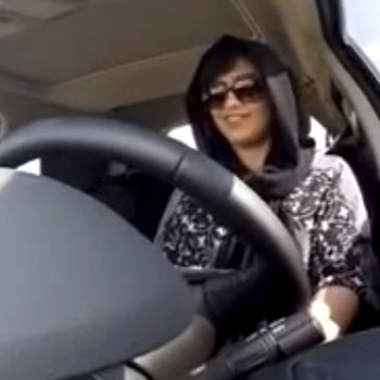 This Nov. 30, 2014 image made from video released by Loujain al-Hathloul, shows her driving towards the United Arab Emirates - Saudi Arabia border before her arrest on Dec. 1, 2014, in Saudi Arabia. The arrest of 10 women’s rights advocates, including Al-Hathloul, just weeks before the kingdom is set to lift the world’s only ban on women driving, on June 24, is seen as the culmination of a steady crackdown on anyone perceived as a potential critic of the government. Al-Hathloul in her late 20s is among the most outspoken women’s rights activists in the kingdom. (AP Photo/Loujain al-Hathloul, File) | Bild: picture-alliance/dpa