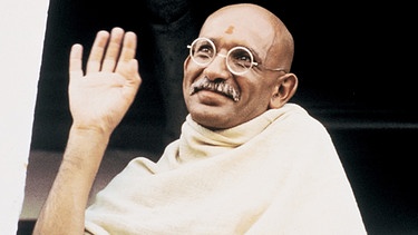 Mahatma Gandhi (Ben Kingsley) winkt und lächelt | Bild: BR/Columbia Pictures