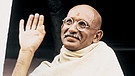 Mahatma Gandhi (Ben Kingsley) winkt und lächelt | Bild: BR/Columbia Pictures