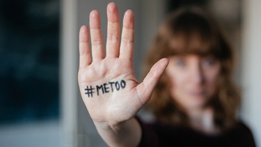 Der Hashtag #MeToo steht auf der Handfläche einer Frau | Bild: BR/Julia Müller
