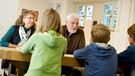 Senioren helfen als Mediatoren in einer Schule | Bild: picture-alliance/dpa