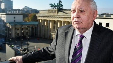 ARCHIV - 08.11.2014, Berlin: Der frühere sowjetische Staatspräsident Michail Gorbatschow am Pariser Platz, im Hintergrund das Brandenburger Tor. Als einer der Väter der Deutschen Einheit hat Michail Gorbatschow sich seinen Platz in der Geschichte schon vor 30 Jahren gesichert. Er gilt als einer der größten Reformer des 20. Jahrhunderts. Nun wird der Friedensnobelpreisträger und frühere Kremlchef 90 Jahre alt. Foto: Jens Kalaene/dpa-Zentralbild/dpa +++ dpa-Bildfunk +++ | Bild: dpa-Bildfunk/Jens Kalaene
