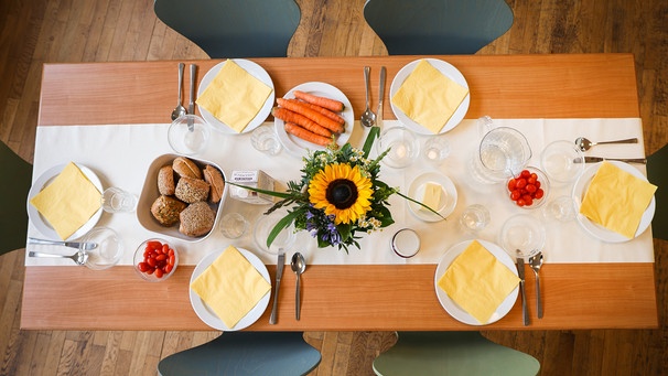 Ein schön gedeckter Tisch mit sechs Tellern: Auch die Ernährung ist Teil der Mind-Body-Medizin. | Bild: picture-alliance/dpa