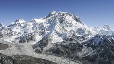 Der Gipfel des 8.848 Meter hohen Mount Everest ("Berg der Berge") wurde am 8. Mai 1978 von Reinhold Messner und Peter Habeler erstmals ohne zusätzlichen Sauerstoff bestiegen. | Bild: BR/Servus TV/Peter Habeler