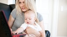 Junge blonde Mutter mit Laptop und Baby | Bild: www.colourbox.com