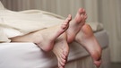 Nackte Beine im Bett | Bild: picture-alliance/dpa