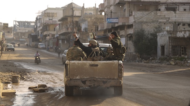 06.02.2020, Syrien, Idlib: Syrische Rebellen fahren bewaffnet auf einen Stützpunkt der Regierung zu.  | Bild: dpa-Bildfunk/Ghaith Alsayed