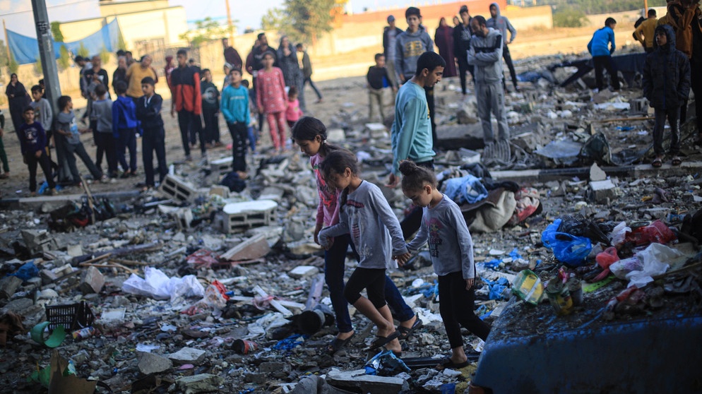 18.11.2023, Palästinensische Gebiete, Chan Junis: Palästinensische Kinder inspizieren ein zerstörtes Gebäude nach einem israelischen Luftangriff auf das Wohngebiet Hamad. Foto: Mohammed Talatene/dpa +++ dpa-Bildfunk +++ | Bild: dpa-Bildfunk/Mohammed Talatene