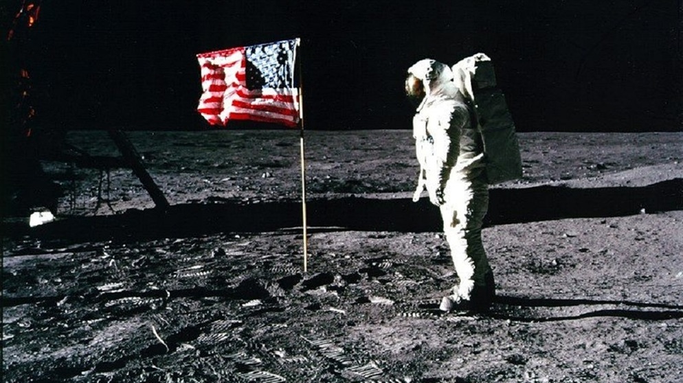 Apollo 11-Astronaut Edwin «Buzz» Aldrin steht neben der US-Flagge auf dem Mond. | Bild: dpa-Bildfunk/Nasa