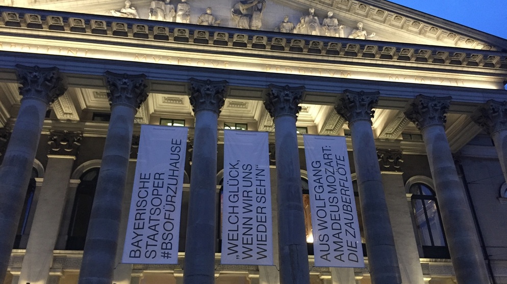 Die Münchner Oper musste in der Corona-Pandemie pausieren. Jezt wird zaghaft wiedereröffnet. Hier Plakate vor dem Nationaltheater. | Bild: BR / Tanja Gronde