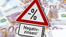 Warnschild mit Aufschrift Negativzinsen auf 500-Euro-Geldscheinen | Bild: picture alliance/chromorange