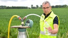 Wasserproben an deutschen Grundwassermessstellen verletzten zu häufig die Grenzwerte für Nitrat. Die EU schreitet dagegen ein. | Bild: Bildrechte: picture alliance/dpa | Tobias Hase