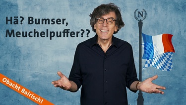 Gerald Huber vor einem designten Hintergrund mit einem Mast mit bayerischer und französischer Flagge und dem Titel "Obacht Bairisch!" Dazu der Text: "Hä? Bumser, Meuchelpuffer?" | Bild: BR