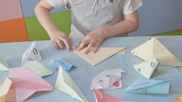 Kind bastelt mit Papier | Bild: colourbox.com