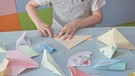 Kind bastelt mit Papier | Bild: colourbox.com