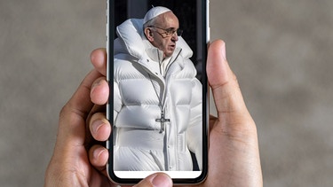 Papst Franziskus in weißer Daunenjacke (ein KI-generiertes Bild) | Bild: Colourbox.com/ Screenshot / Montage: BR