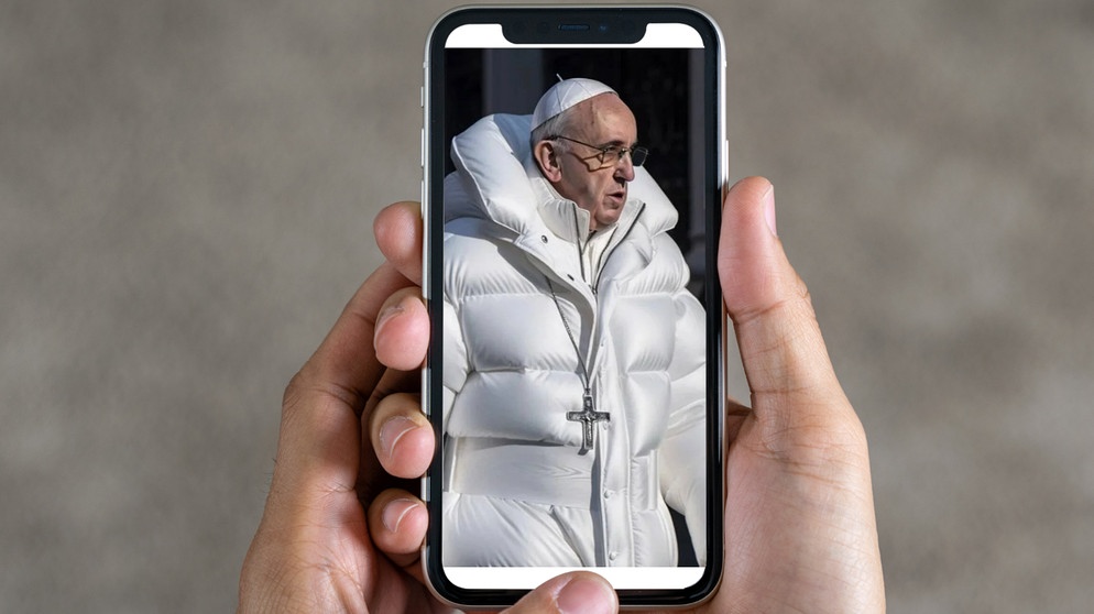 Papst Franziskus in weißer Daunenjacke (ein KI-generiertes Bild) | Bild: Colourbox.com/ Screenshot / Montage: BR