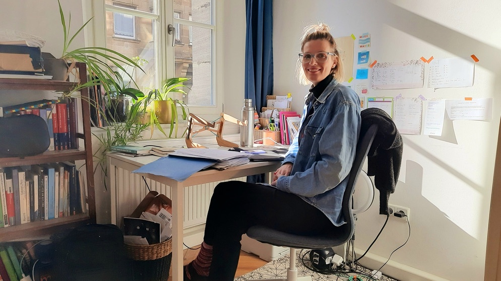 Autorin und Psychologin Pauline Füg an ihrem Schreibtisch in Fürth | Bild: BR-Sarah Khosh-Amoz