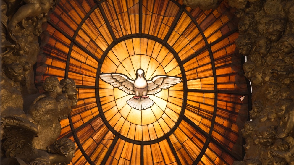 Fenster mit Heilig-Geist-Darstellung im Petersdom | Bild: picture-alliance/dpa