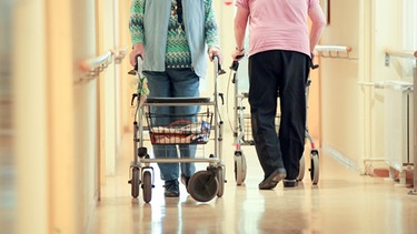 Gang in einem Pflegeheim: Zwei Frauen mit Rollator | Bild: picture-alliance/dpa