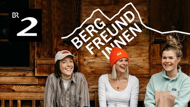 Podcast-Cover Bergfreundinnen: drei Hosts vor einer Hütte | Bild: BR/Hinder