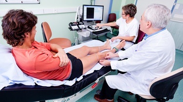 Polyneuropathie: Ein Arzt führt an einem Patienten ein Elektromyogramm am Bein durch. | Bild: picture-alliance/dpa