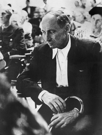 Der ehemalige deutsche Henker Johann Reichhart auf der Anklagebank vor einer Spruchkammer in München am 23.08.1947. | Bild: picture-alliance/dpa