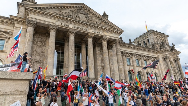 29.08.2020, Berlin: Teilnehmer einer Kundgebung gegen die Corona-Maßnahmen stehen auf den Stufen zum Reichstagsgebäude, zahlreiche Reichsflaggen sind zu sehen. Foto: Achille Abboud/NurPhoto/dpa +++ dpa-Bildfunk +++ | Bild: dpa-Bildfunk/Achille Abboud