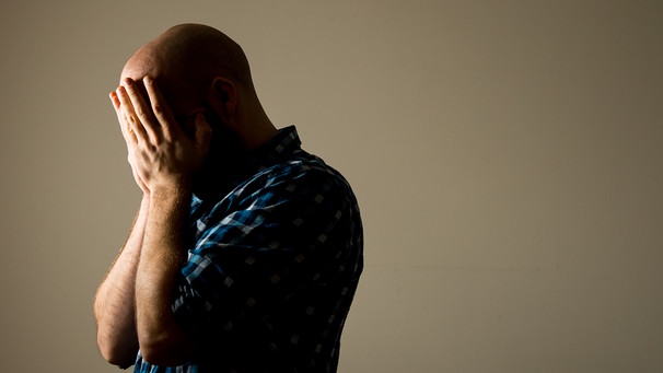 Ein Mann hält sich vor Stress die Hände vor das Gesicht | Bild: picture alliance / empics | Dominic Lipinski