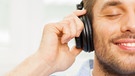 Ein Mann hört genüsslich Radio | Bild: colourbox.de