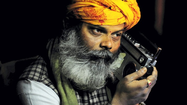 Archivbild: Ein Mann in Indien hört Radio | Bild: picture-alliance/dpa/Jagadeesh Nv