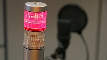 Rotes Licht, Mikrofon in einem Studio | Bild: BR