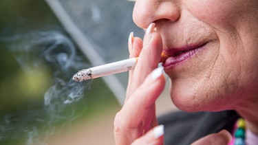 Eine ältere Frau raucht eine Zigarette | Bild: picture-alliance/dpa/Christin Klose