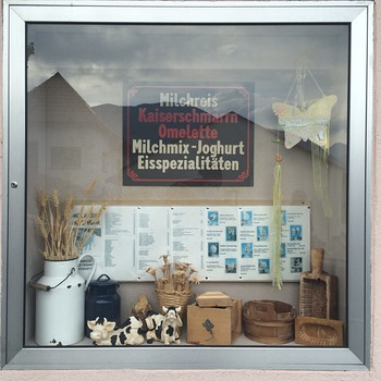 Schaukasten der traditionsreichen Milchbar in Dorf Tirol | Bild: BR/ Felicia Englman