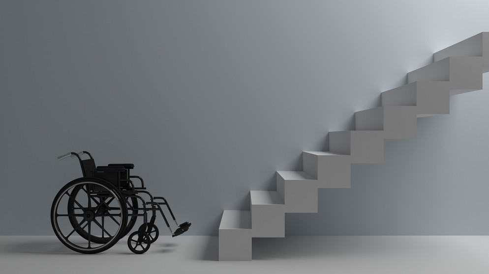 Ein Rollstuhl steht vor einer Treppe. | Bild: stock.adobe.com/goanovi